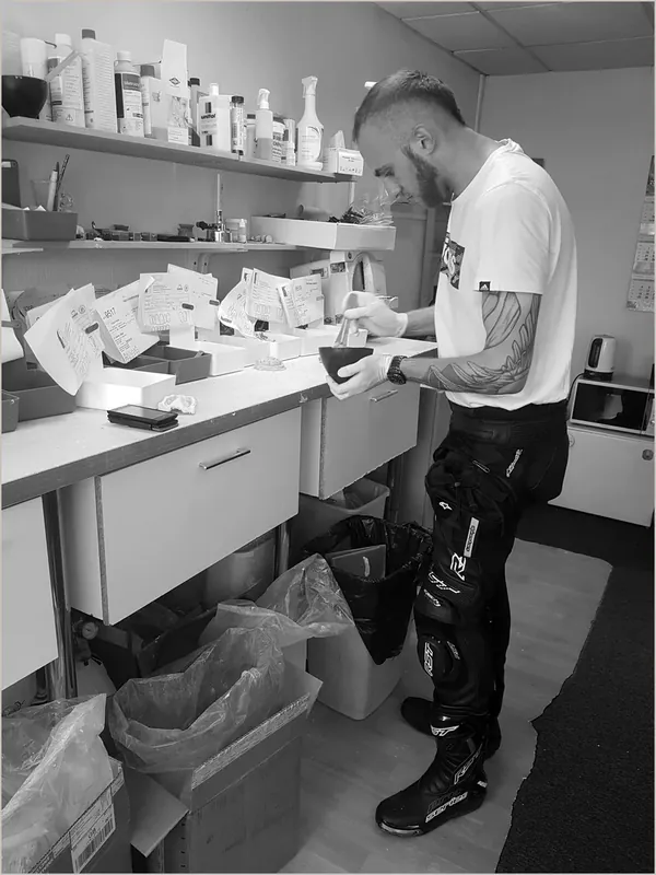 Laboratory assistant, 2016
